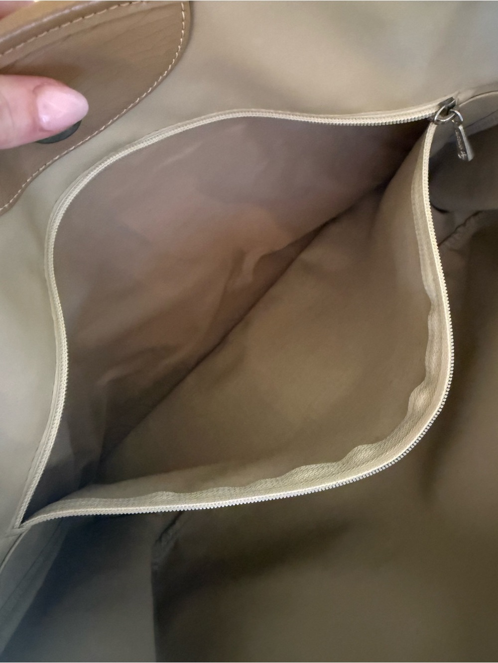 Vintage Longchamp Beige Leather Tote with Toggle Closure - Picture 13 of 16